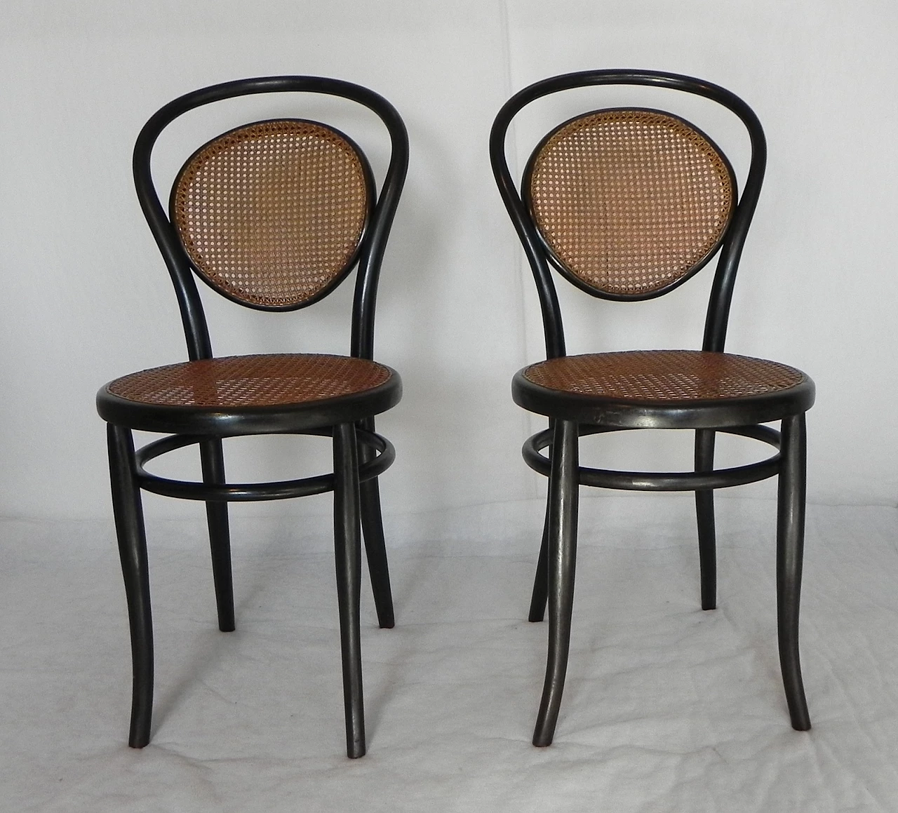 Coppia di sedie in legno e paglia di Vienna di J. & J. Kohn, anni '20 3