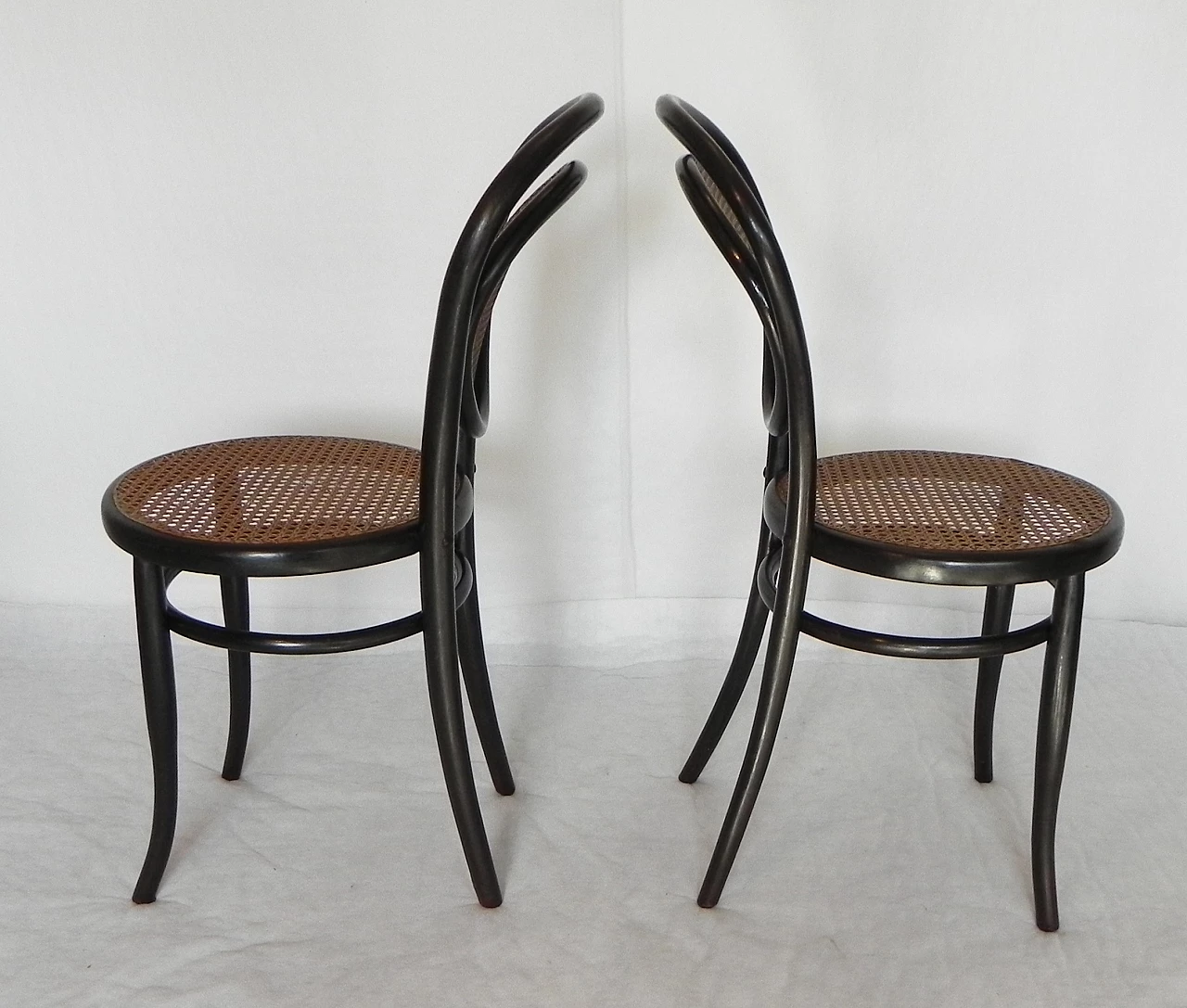 Coppia di sedie in legno e paglia di Vienna di J. & J. Kohn, anni '20 10