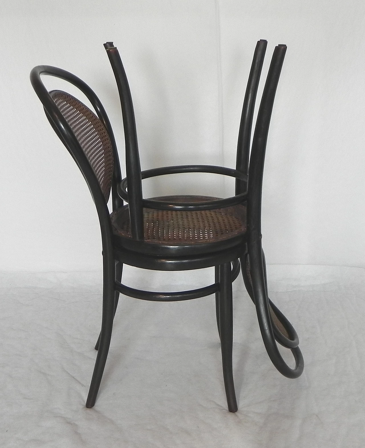 Coppia di sedie in legno e paglia di Vienna di J. & J. Kohn, anni '20 11