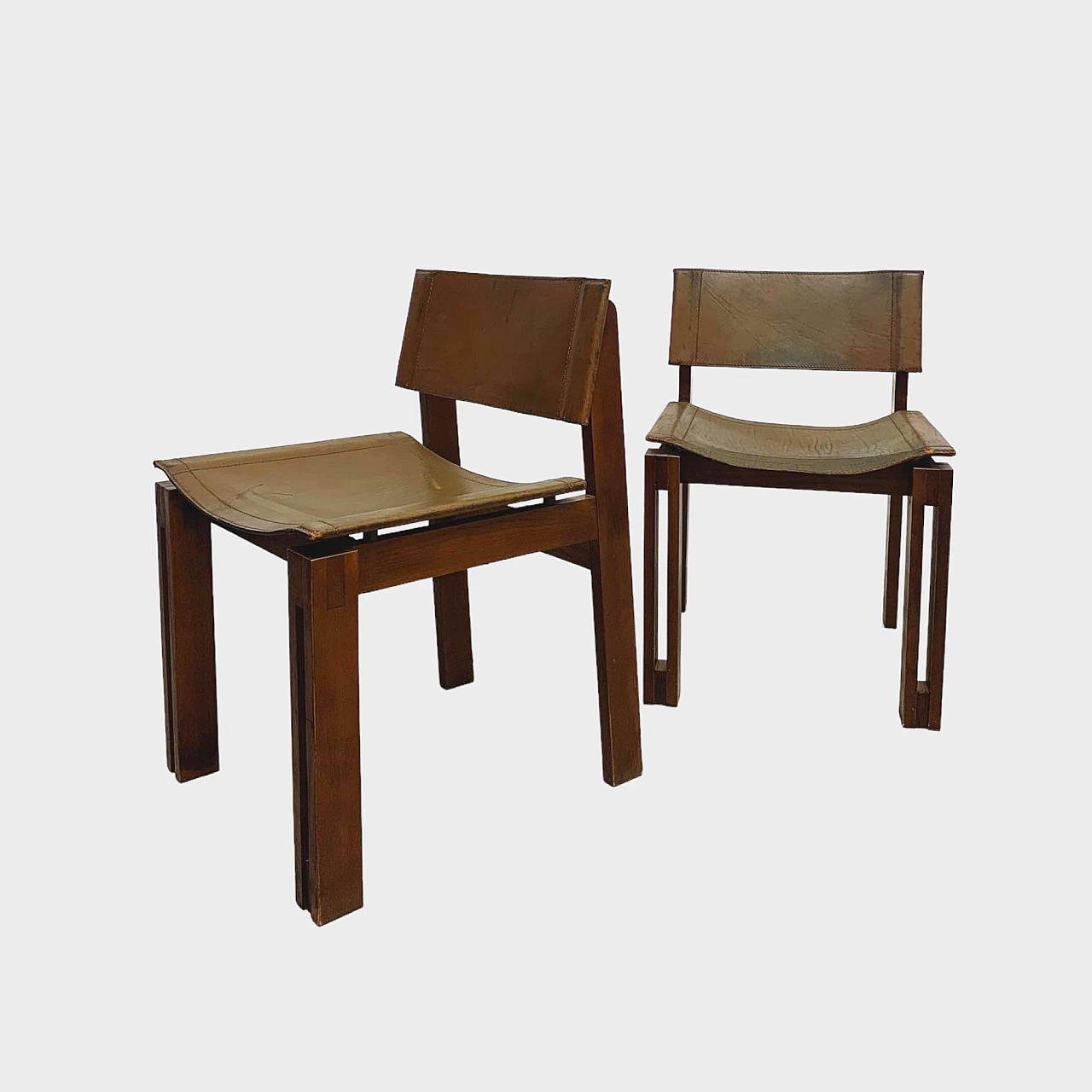 Coppia di sedie in legno e cuoio nello stile di Afra e Tobia Scarpa, anni '70 1