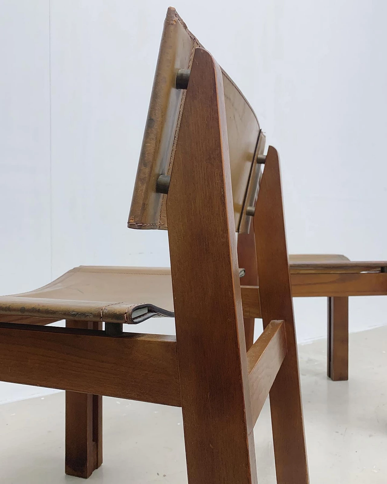 Coppia di sedie in legno e cuoio nello stile di Afra e Tobia Scarpa, anni '70 2