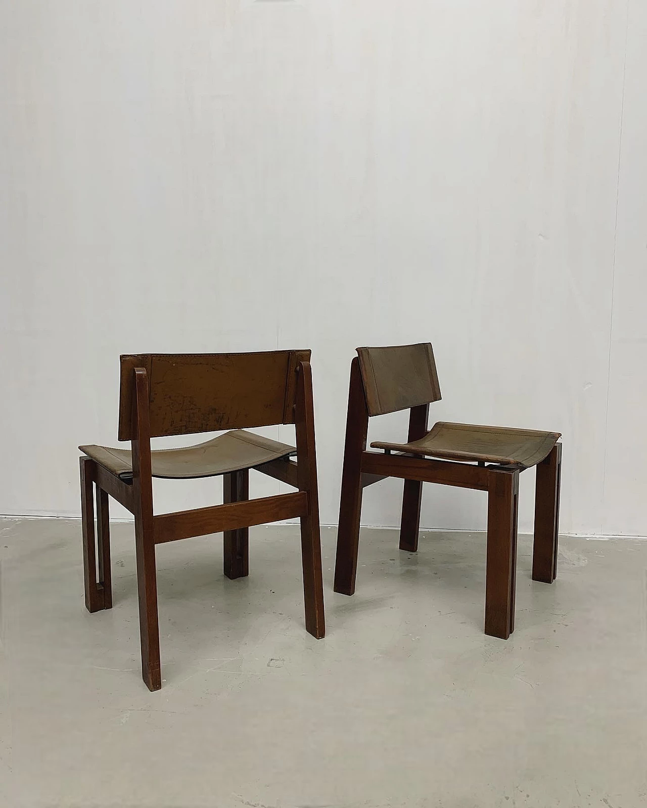 Coppia di sedie in legno e cuoio nello stile di Afra e Tobia Scarpa, anni '70 3