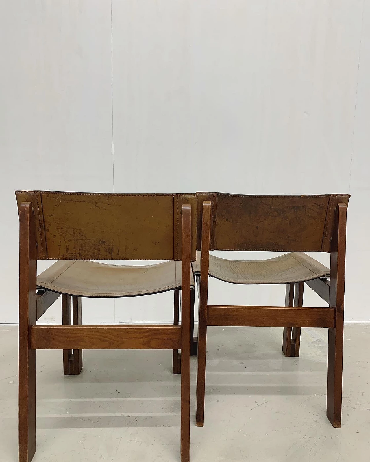 Coppia di sedie in legno e cuoio nello stile di Afra e Tobia Scarpa, anni '70 4