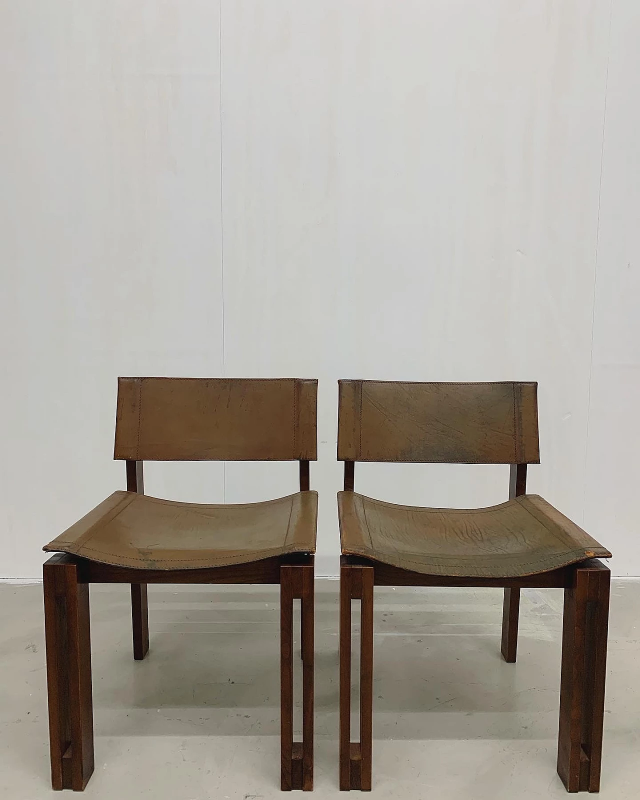 Coppia di sedie in legno e cuoio nello stile di Afra e Tobia Scarpa, anni '70 5