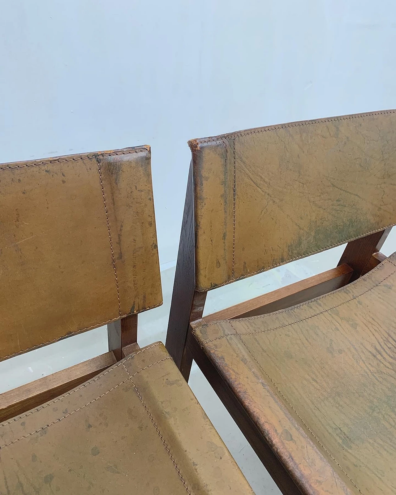 Coppia di sedie in legno e cuoio nello stile di Afra e Tobia Scarpa, anni '70 6