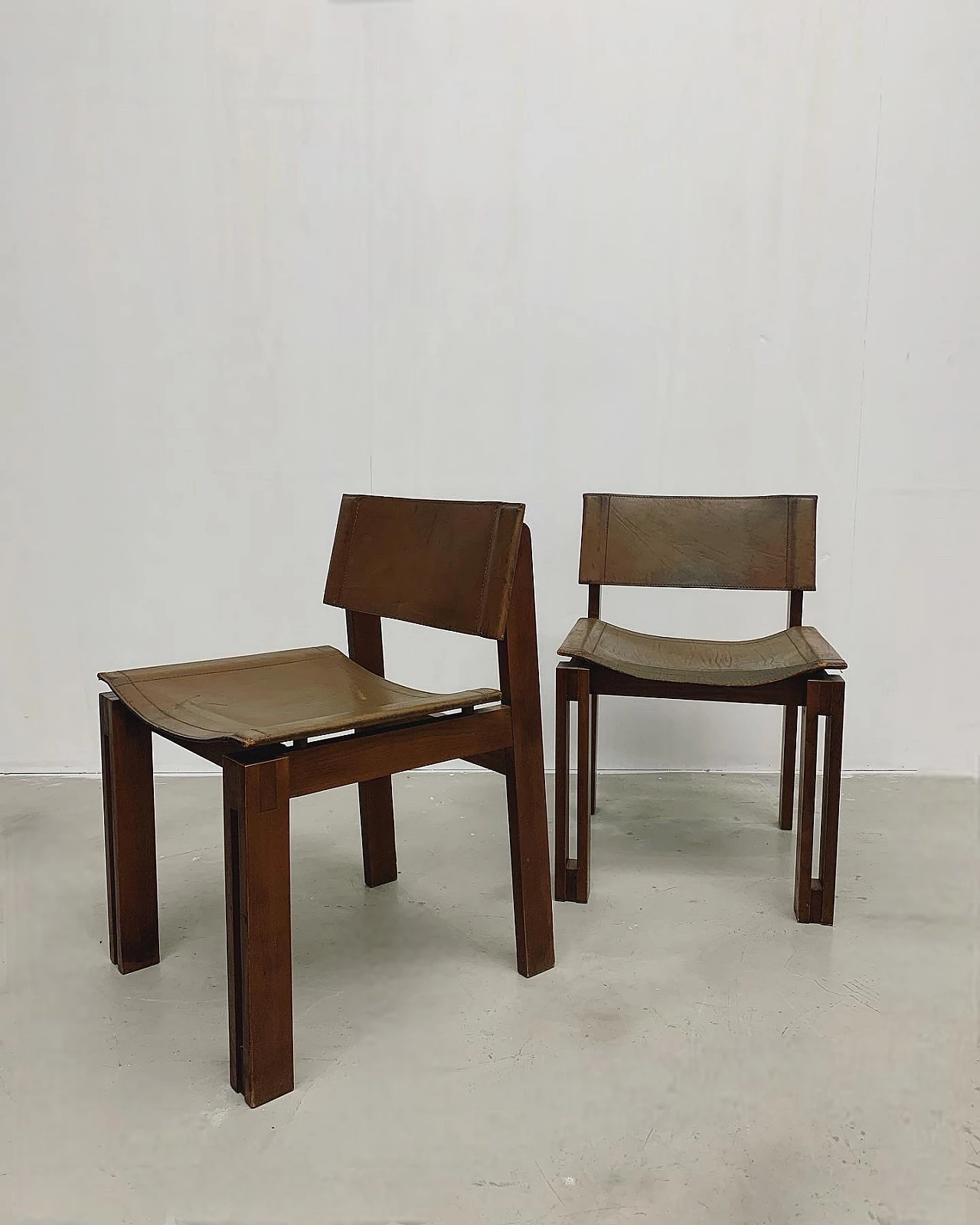 Coppia di sedie in legno e cuoio nello stile di Afra e Tobia Scarpa, anni '70 7