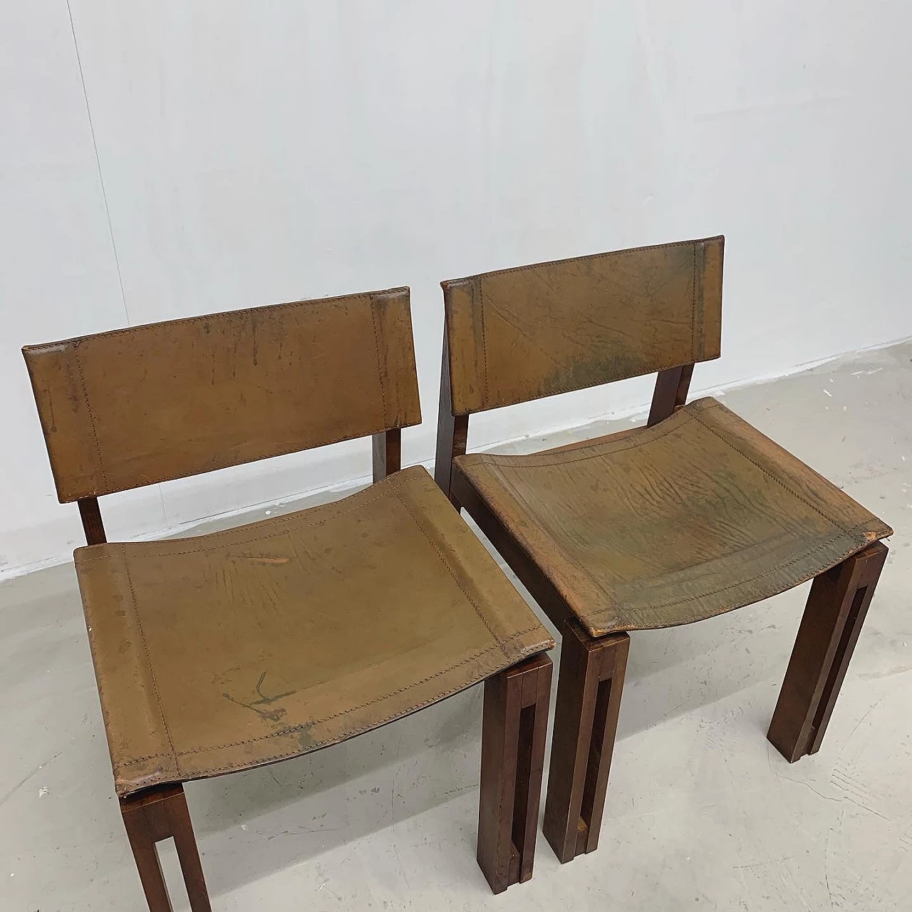 Coppia di sedie in legno e cuoio nello stile di Afra e Tobia Scarpa, anni '70 8