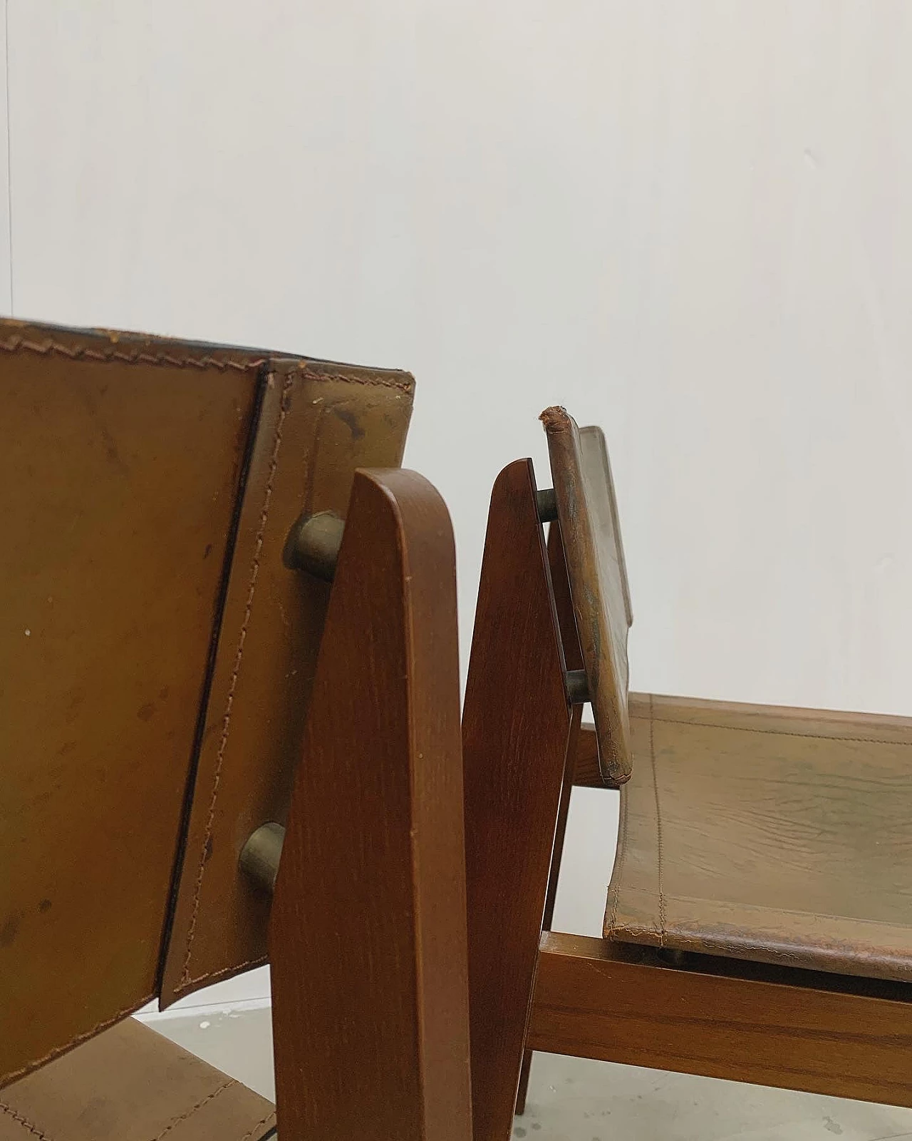 Coppia di sedie in legno e cuoio nello stile di Afra e Tobia Scarpa, anni '70 9