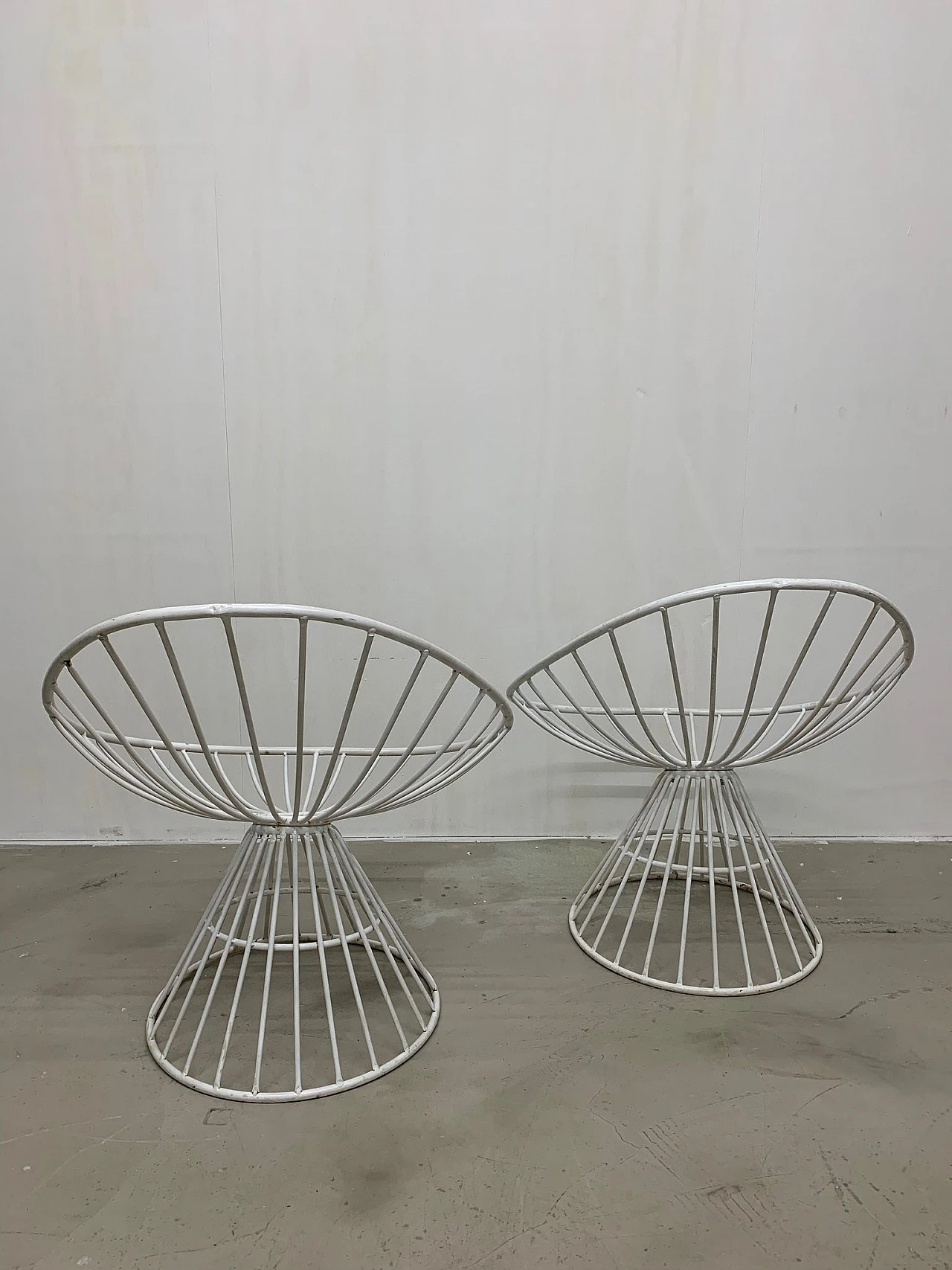 Pair of white metal garden armchairs, 1960s 4