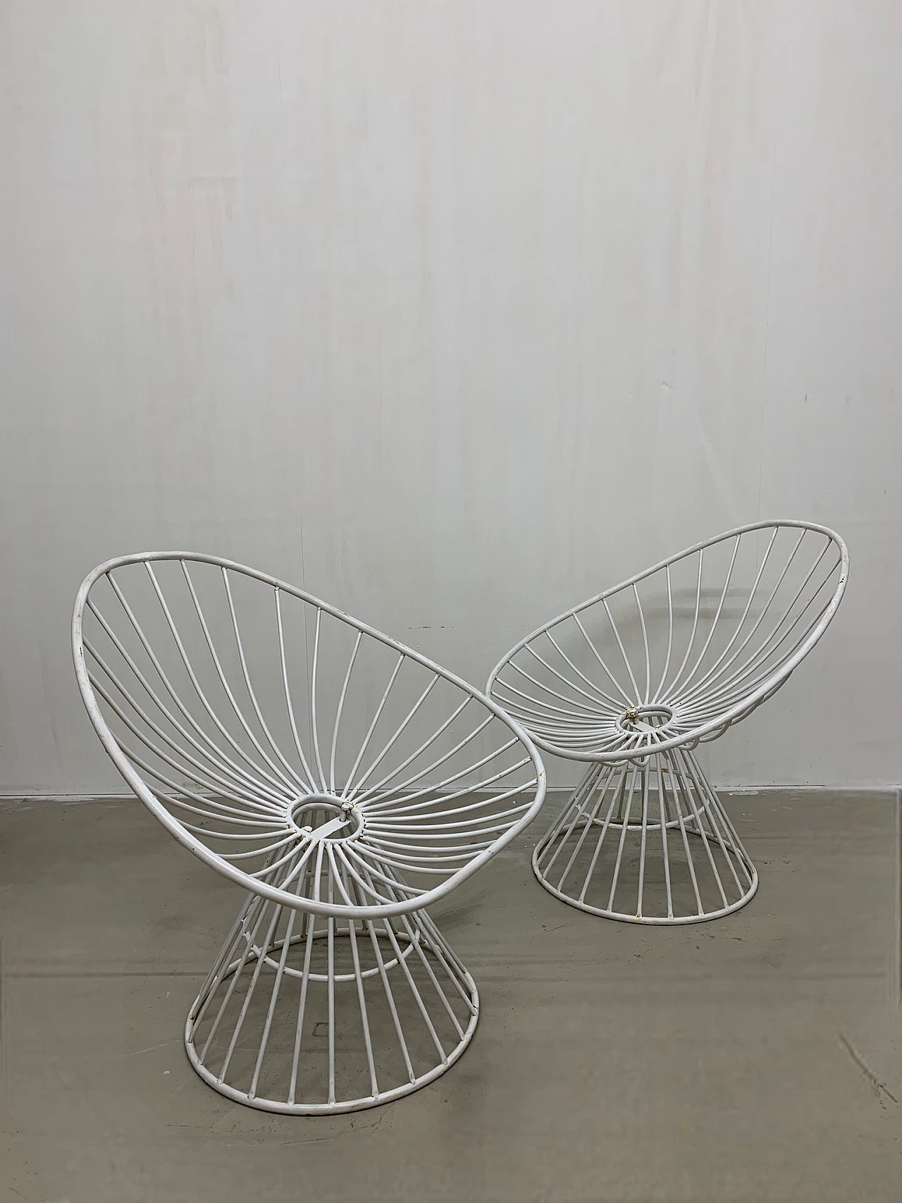 Pair of white metal garden armchairs, 1960s 5