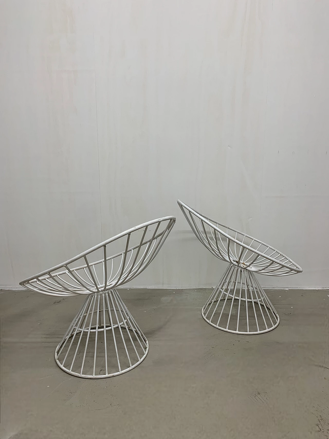 Pair of white metal garden armchairs, 1960s 8