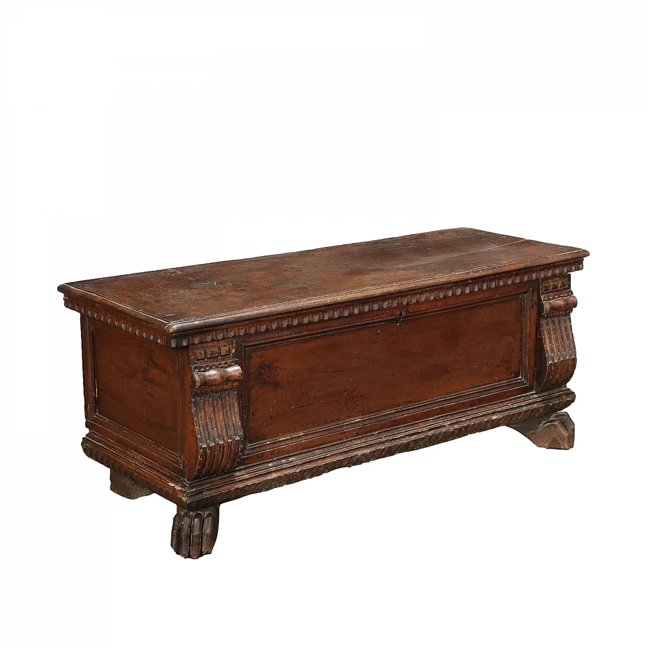 Baroque chest in walnut with feral feet, 17th century 1