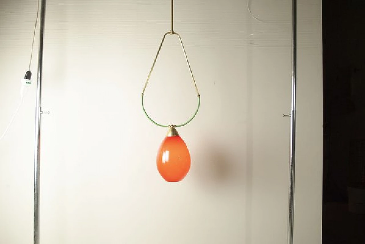 Lampadario con montatura in ottone a forma di scaglia con diffusore in vetro di Murano rosso, anni '50 8
