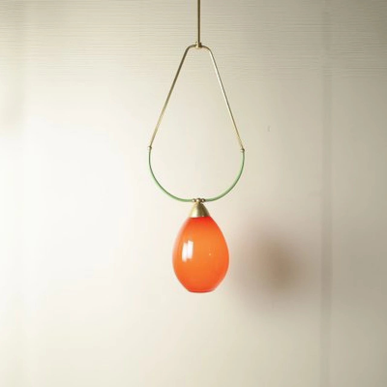 Lampadario con montatura in ottone a forma di scaglia con diffusore in vetro di Murano rosso, anni '50 18