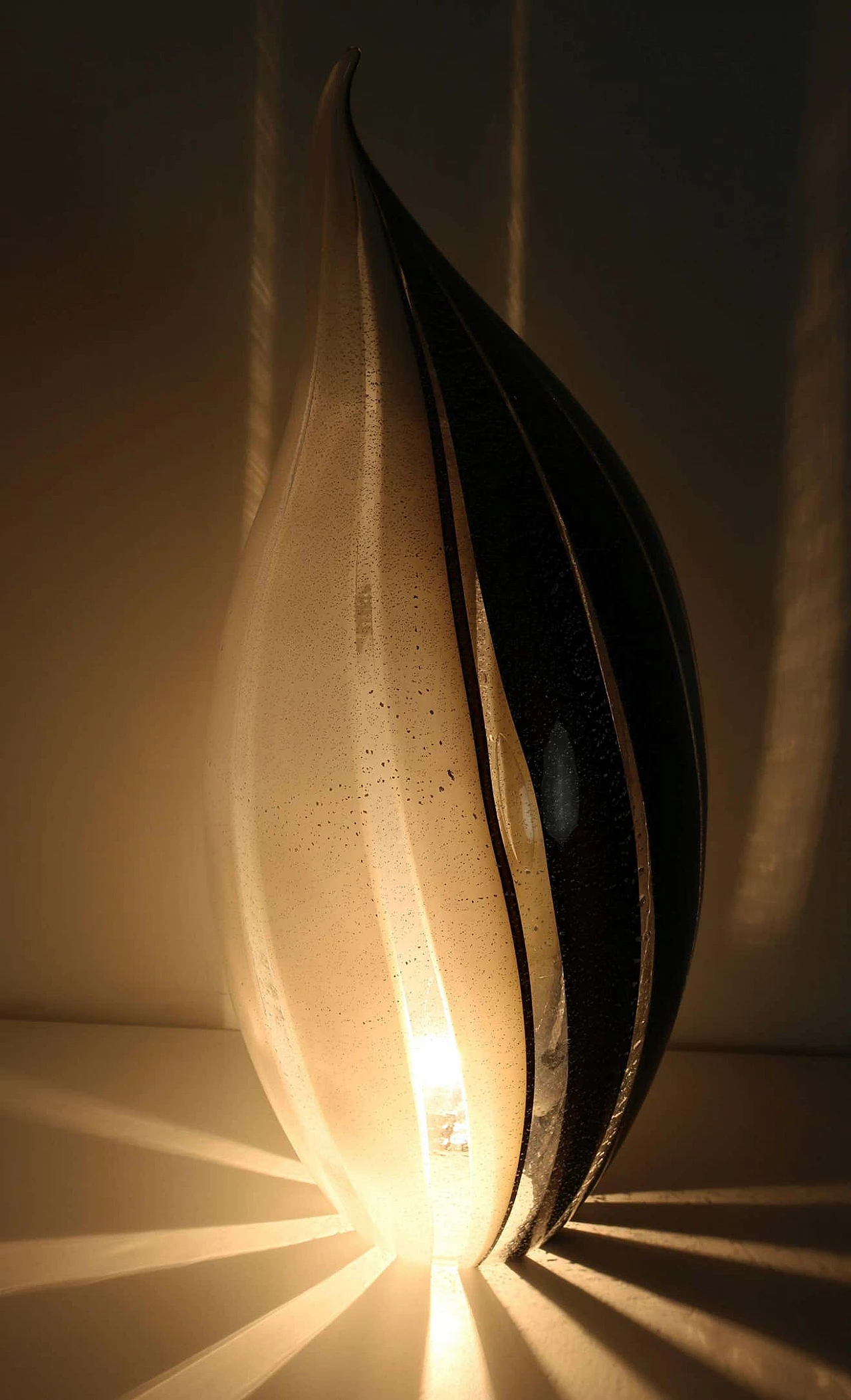 Pinguino table lamp in black and white Murano glass with silver scales, 1980s 3