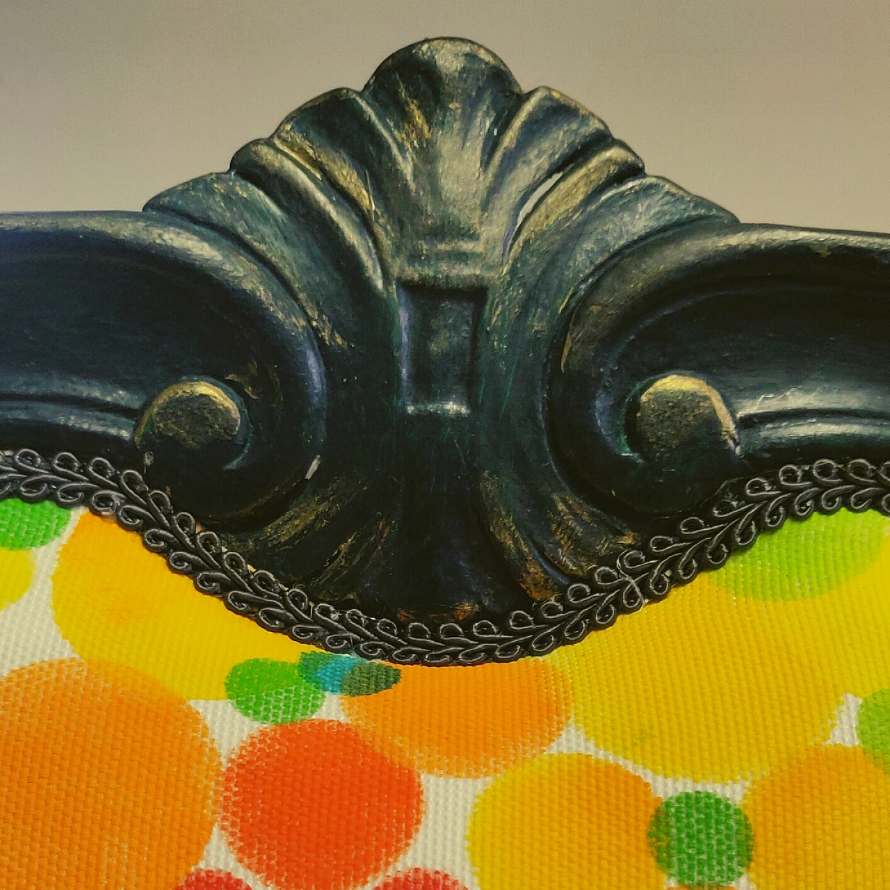 Divanetto in legno e tessuto dipinto a mano 4