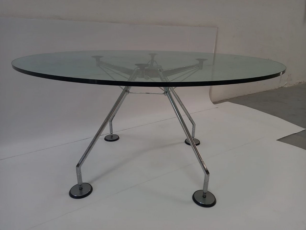 Nomos table by Norman Foster for Tecno 4
