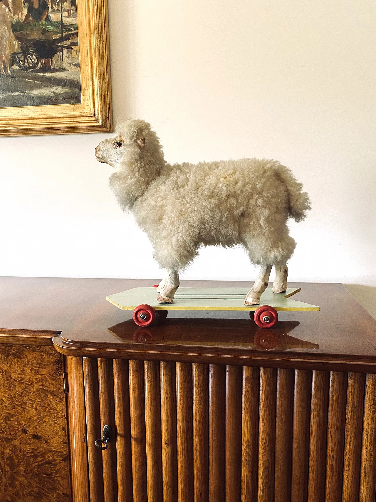 Pecora giocattolo con rotelle in lana e legno 2