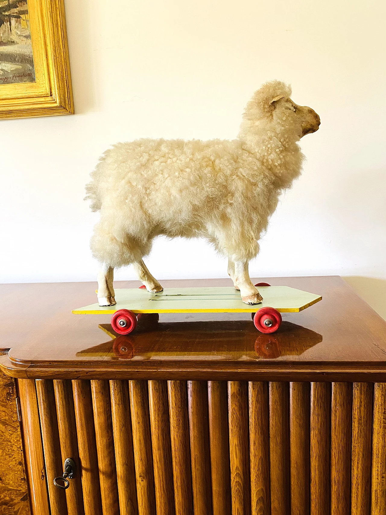 Pecora giocattolo con rotelle in lana e legno 3