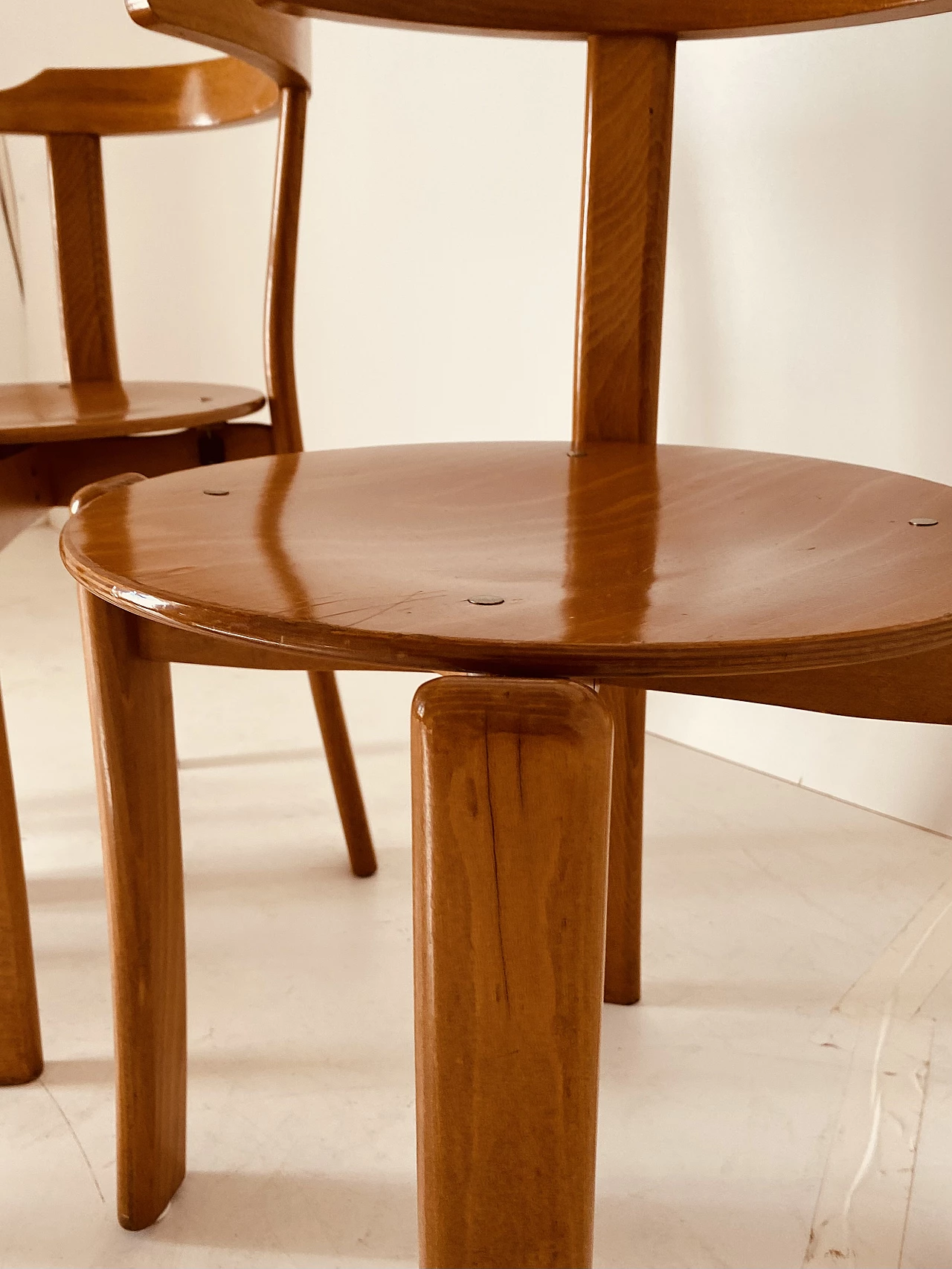 4 Chairs in curved solid beech, 1970s 10