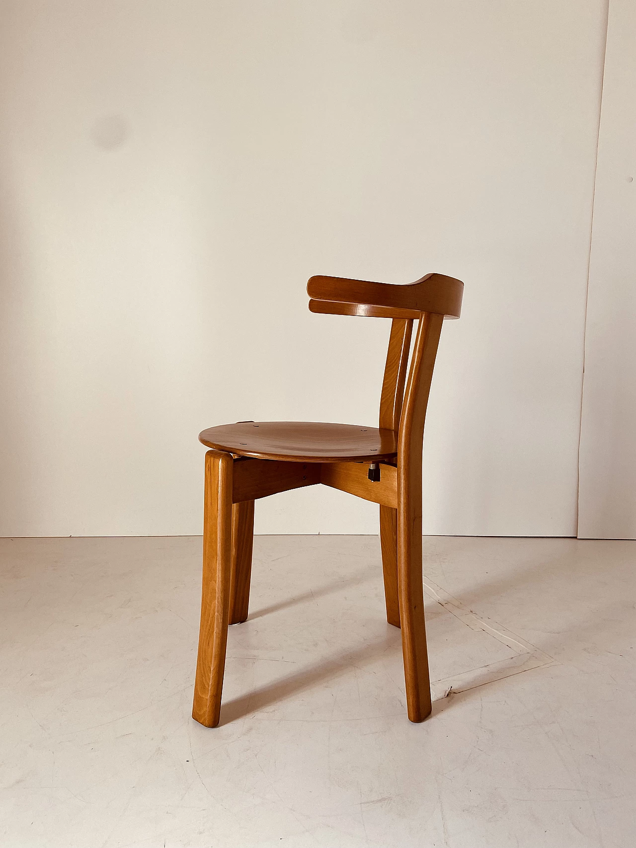 4 Chairs in curved solid beech, 1970s 12