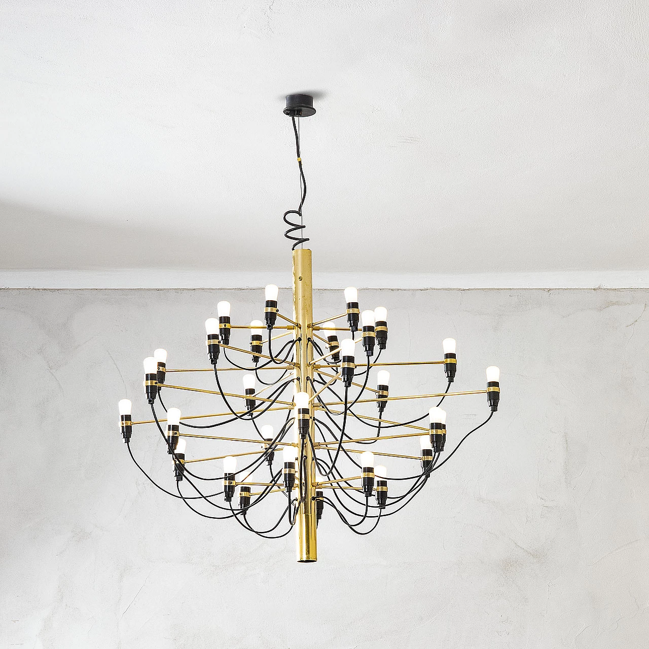 2097/30 brass and bakelite chandelier by Gino Sarfatti for Arteluce, 1960s 1
