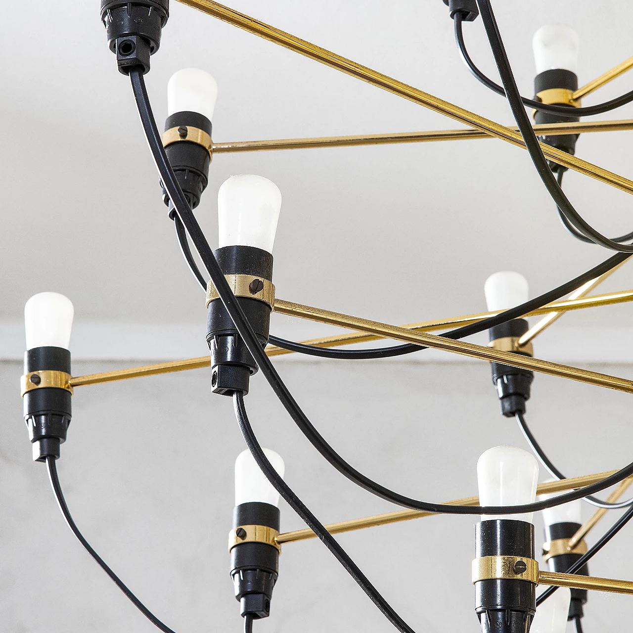 2097/30 brass and bakelite chandelier by Gino Sarfatti for Arteluce, 1960s 3