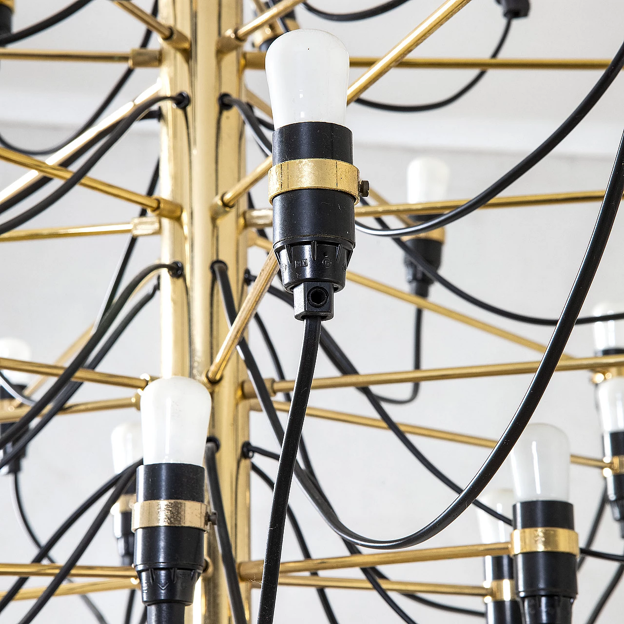 2097/30 brass and bakelite chandelier by Gino Sarfatti for Arteluce, 1960s 4