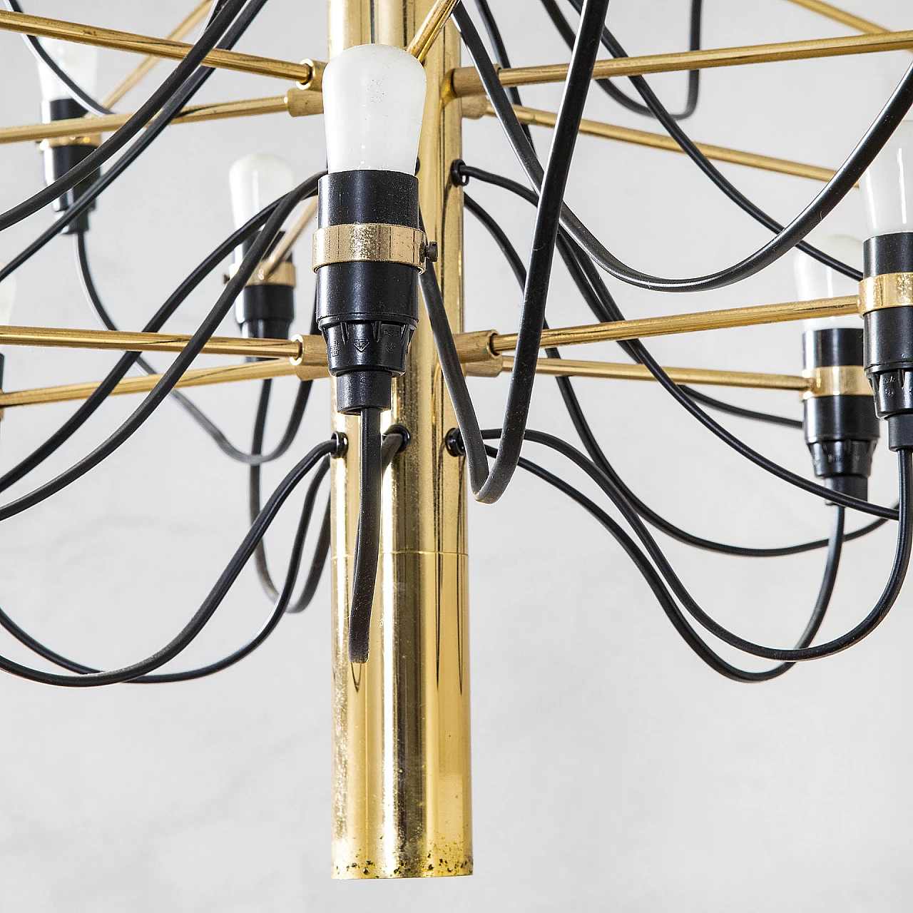 2097/30 brass and bakelite chandelier by Gino Sarfatti for Arteluce, 1960s 5