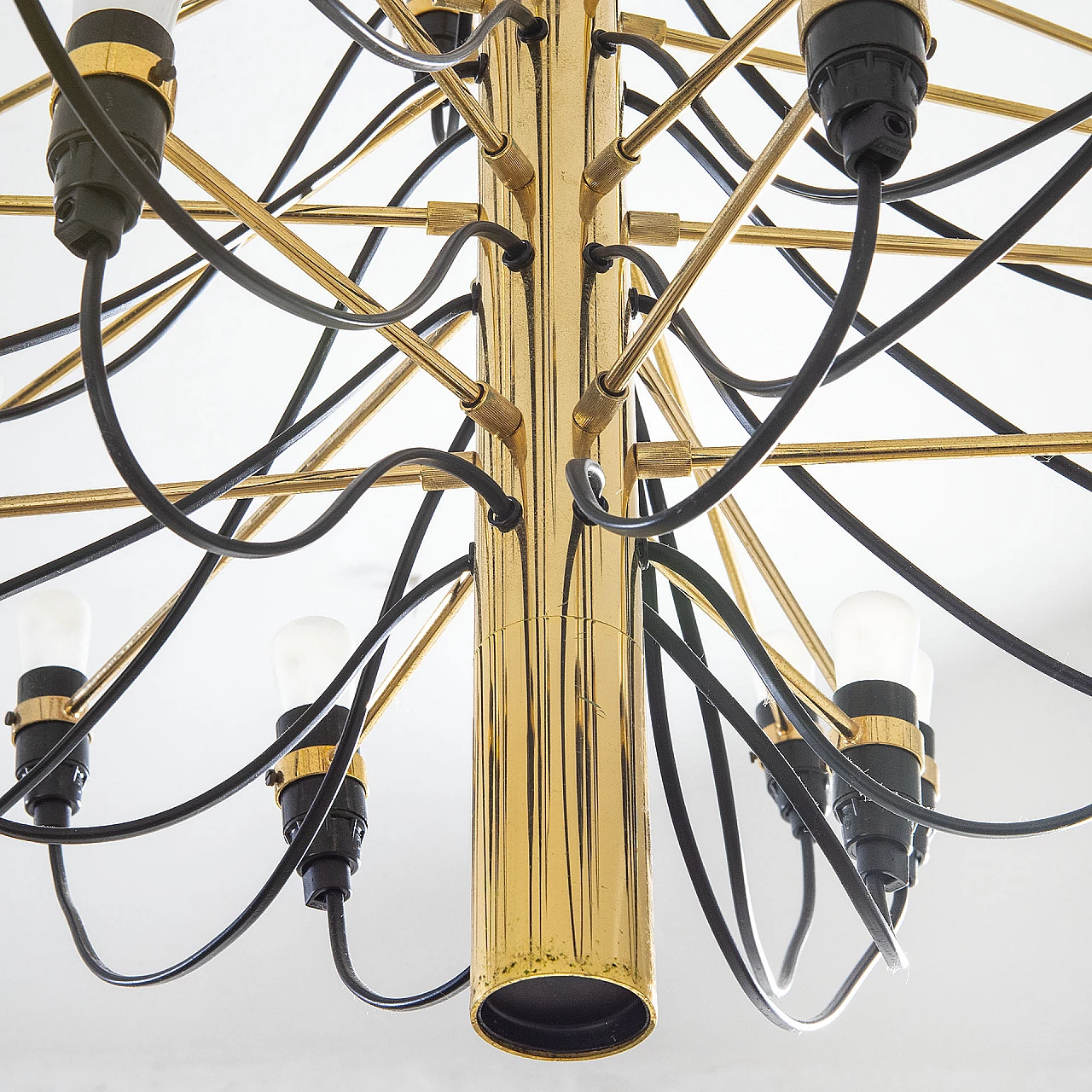 2097/30 brass and bakelite chandelier by Gino Sarfatti for Arteluce, 1960s 6