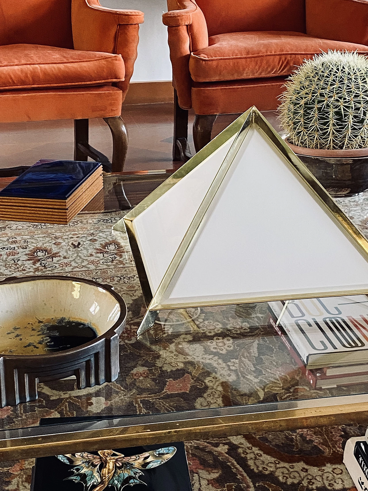 Lampada da tavolo piramidale in ottone e vetro di Christos, anni '70 4