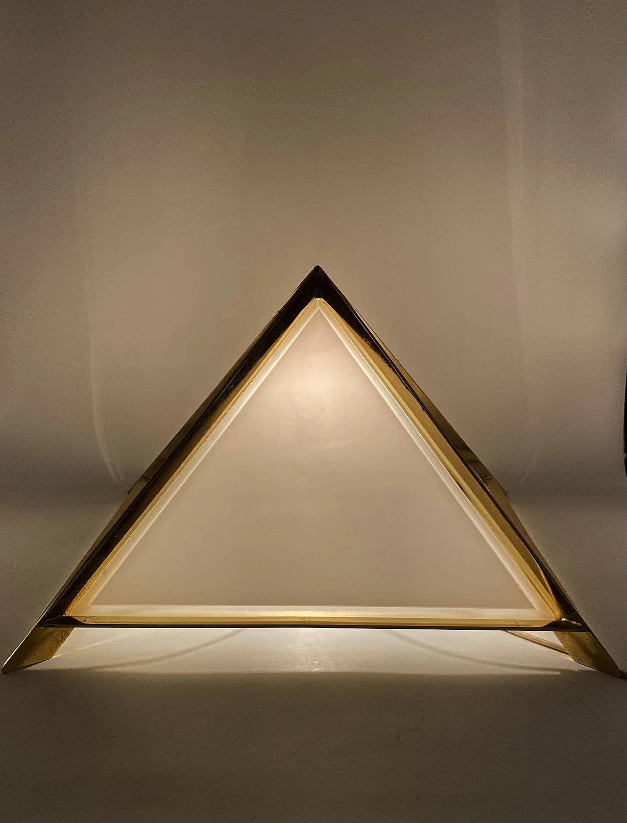 Lampada da tavolo piramidale in ottone e vetro di Christos, anni '70 21