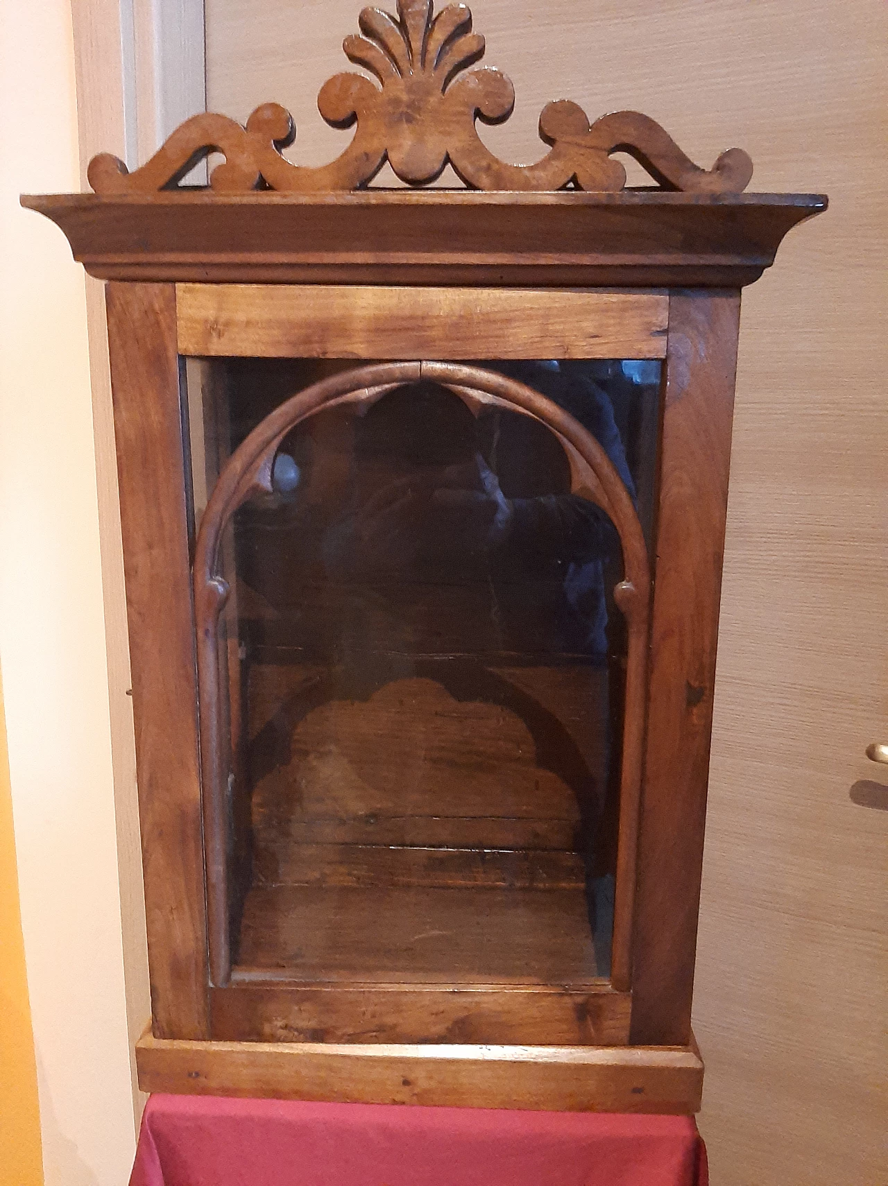Louis Philippe display case in solid walnut with cymatium, 19th century 1