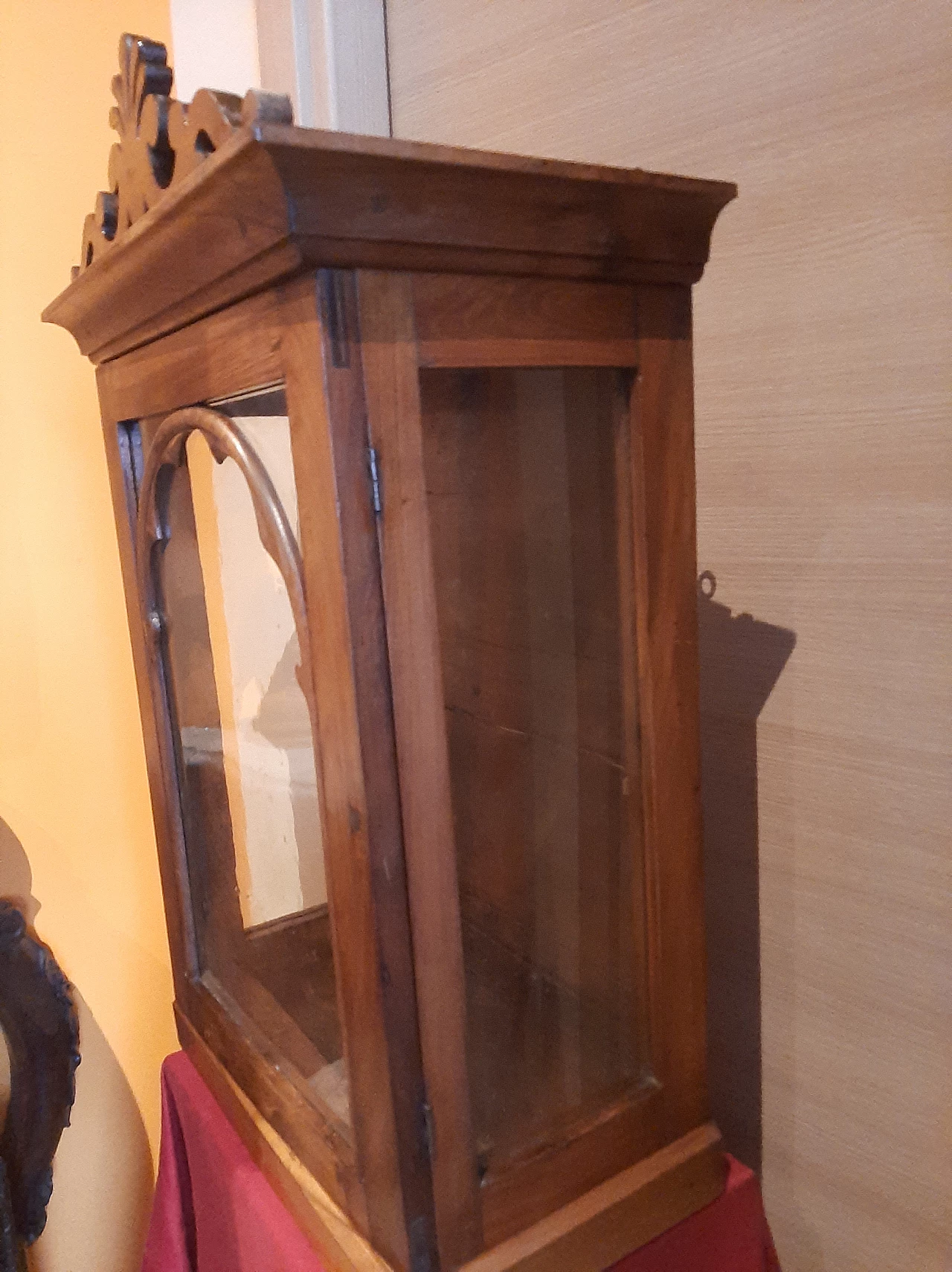 Louis Philippe display case in solid walnut with cymatium, 19th century 3