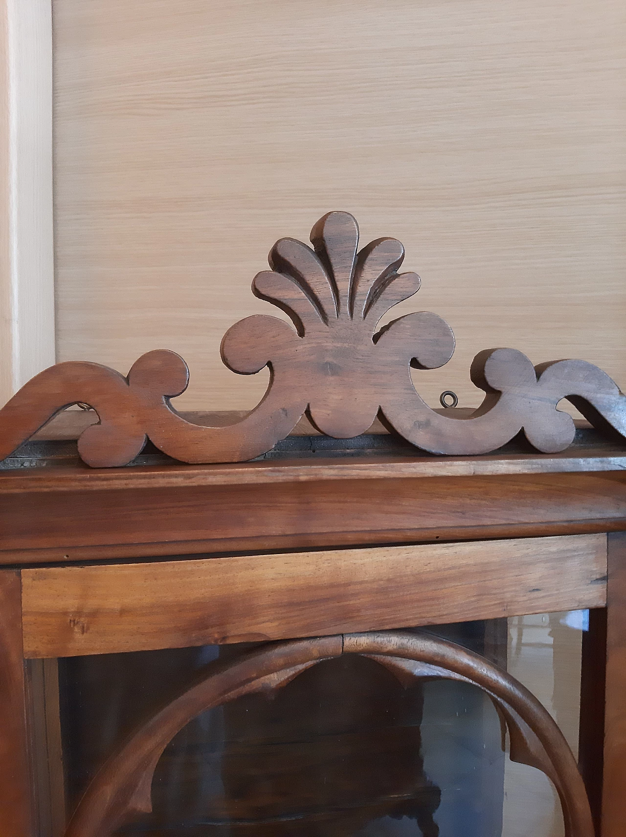 Louis Philippe display case in solid walnut with cymatium, 19th century 6