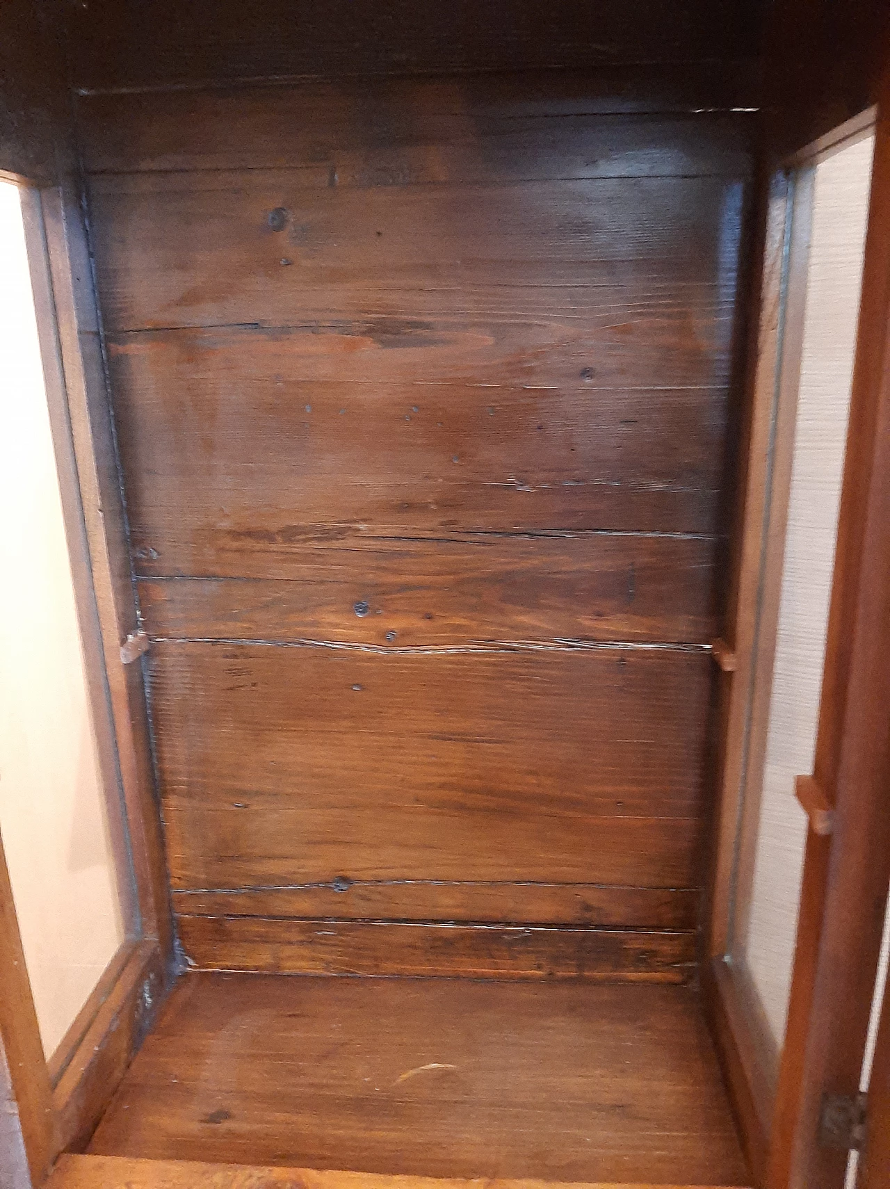 Louis Philippe display case in solid walnut with cymatium, 19th century 7