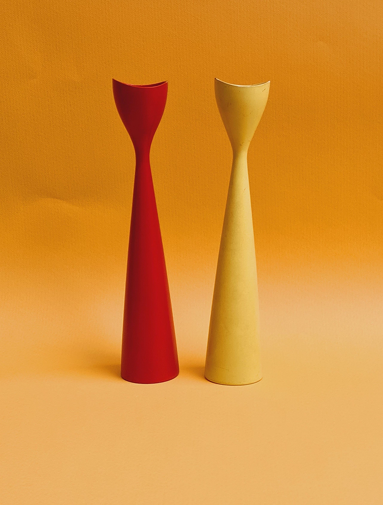 Coppia di porta candele danesi in teak verniciato, anni '60 1