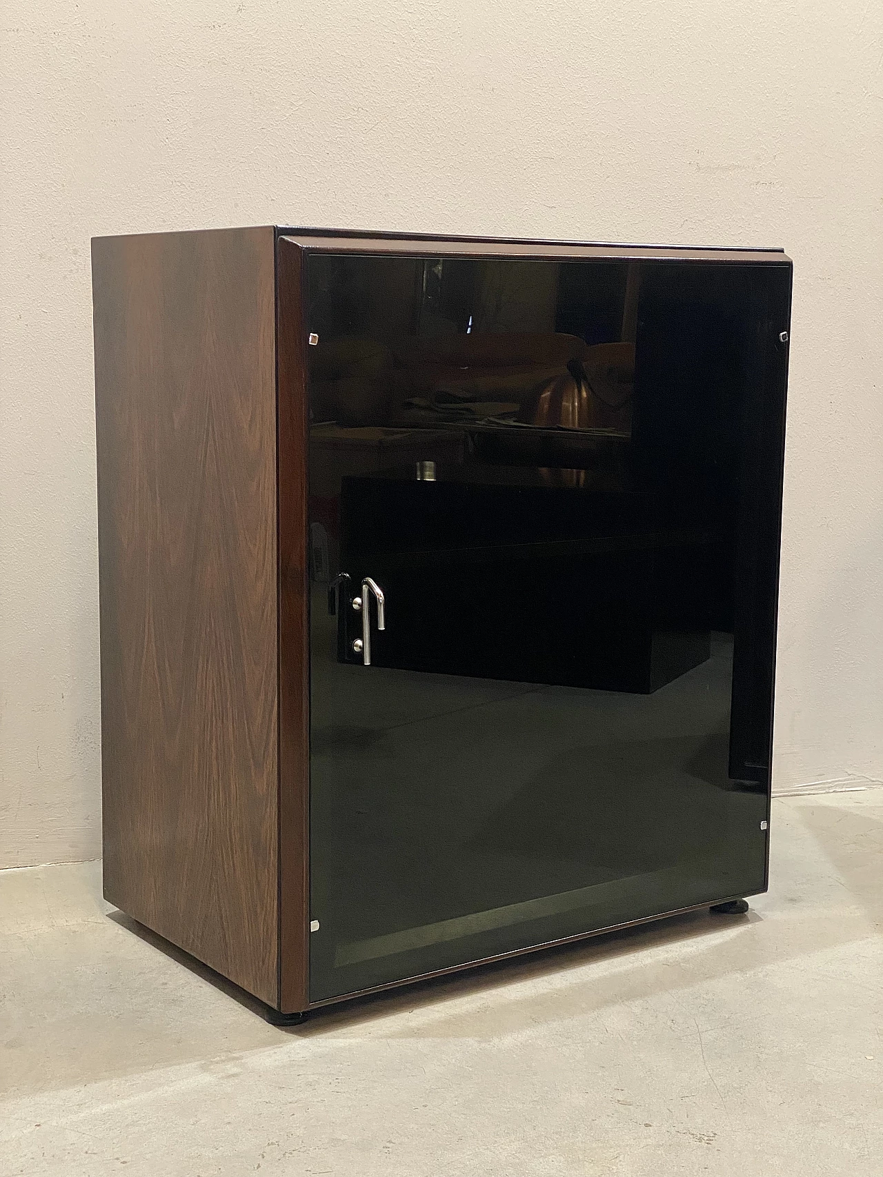 Rosewood and black glass sideboard by Vittorio Introini for Saporiti, 1970s 1
