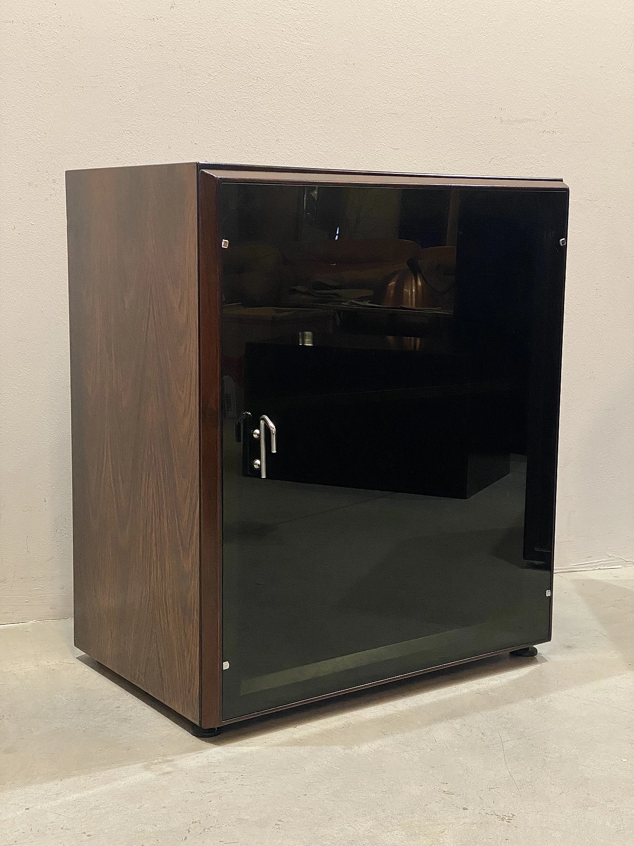 Credenza in palissandro e vetro nero di Vittorio Introini per Saporiti, anni '70 1