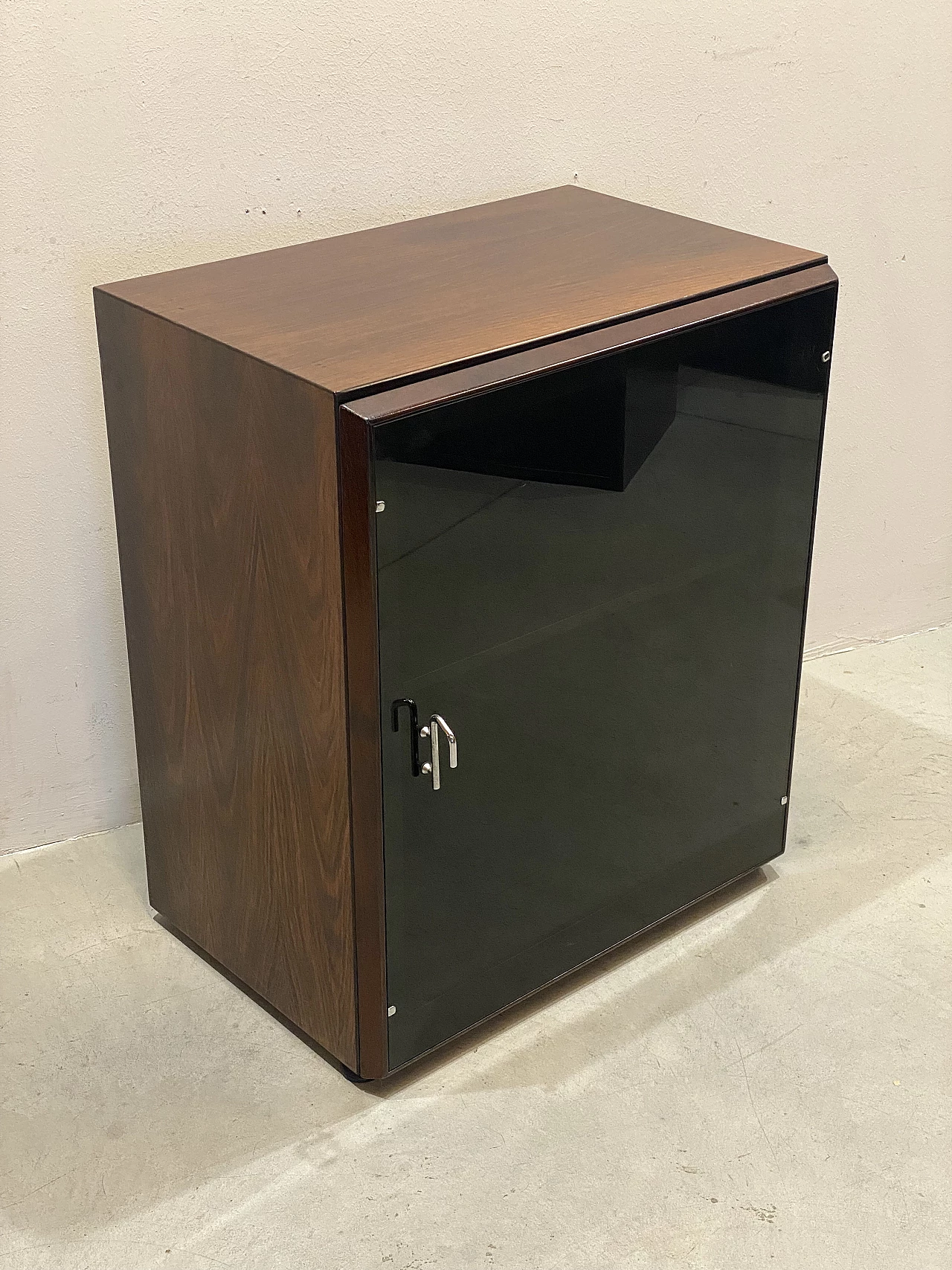 Credenza in palissandro e vetro nero di Vittorio Introini per Saporiti, anni '70 2