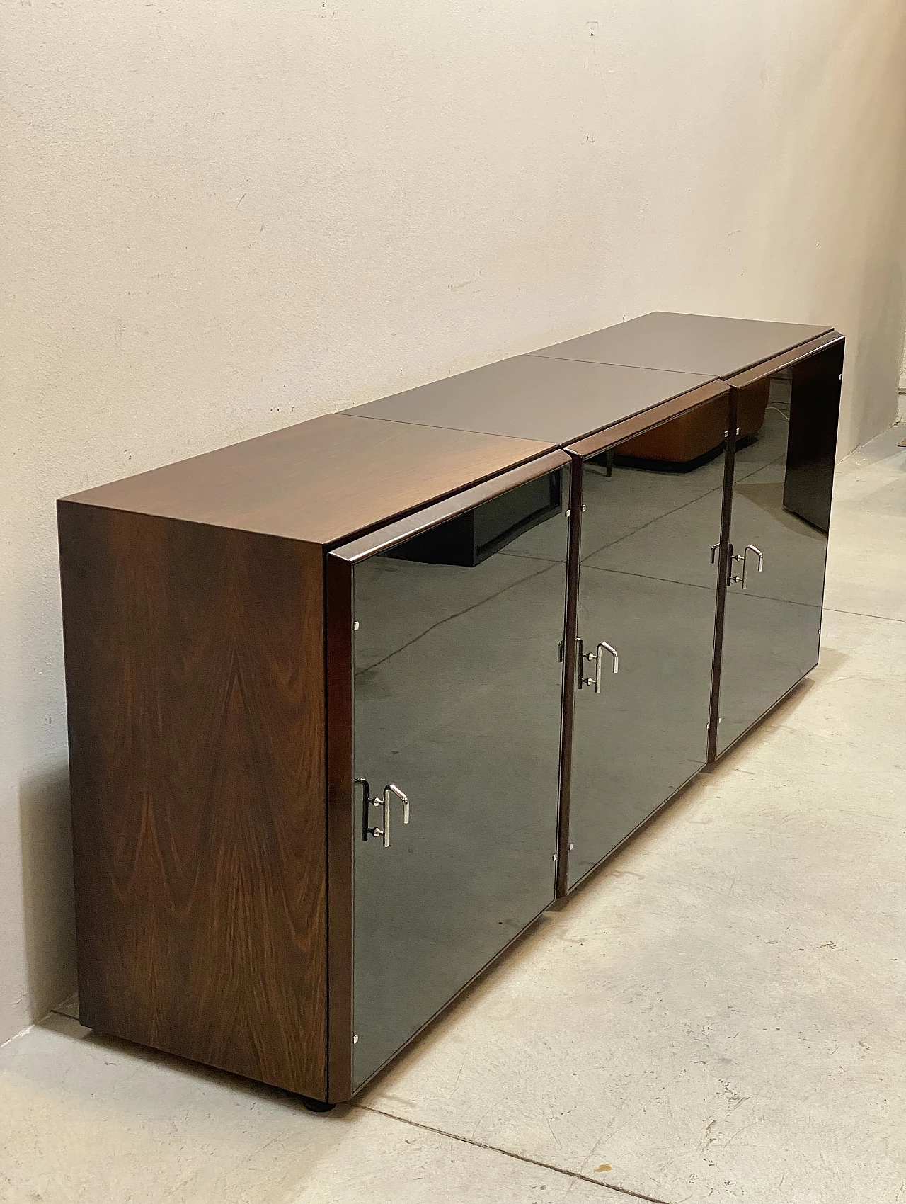 Credenza in palissandro e vetro nero di Vittorio Introini per Saporiti, anni '70 13