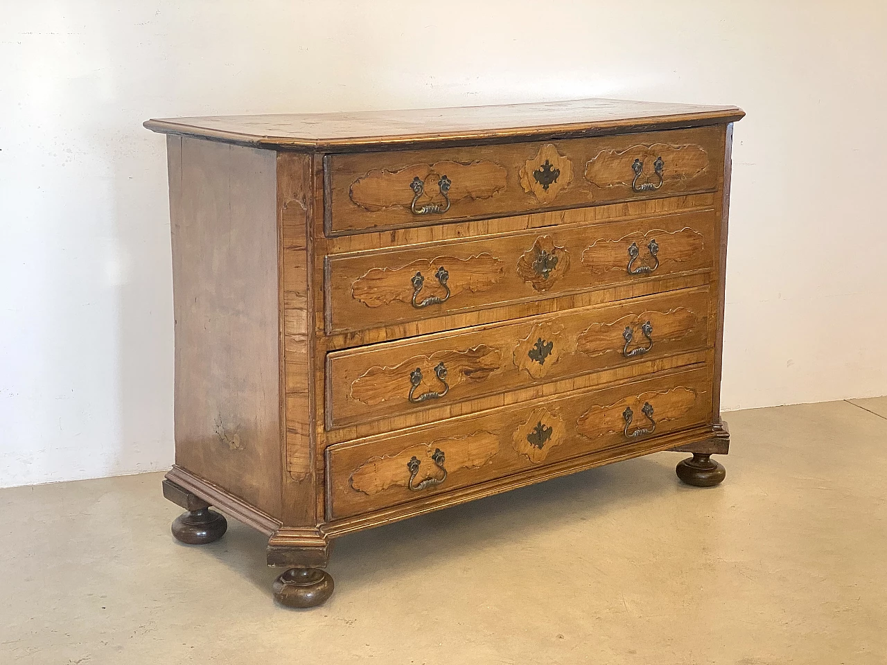 Louis XV walnut and olive commode, 18th century 6