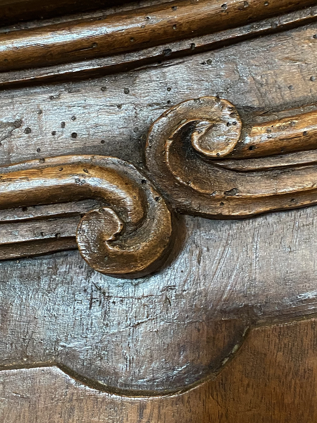 Two-door walnut sideboard, 18th century 4
