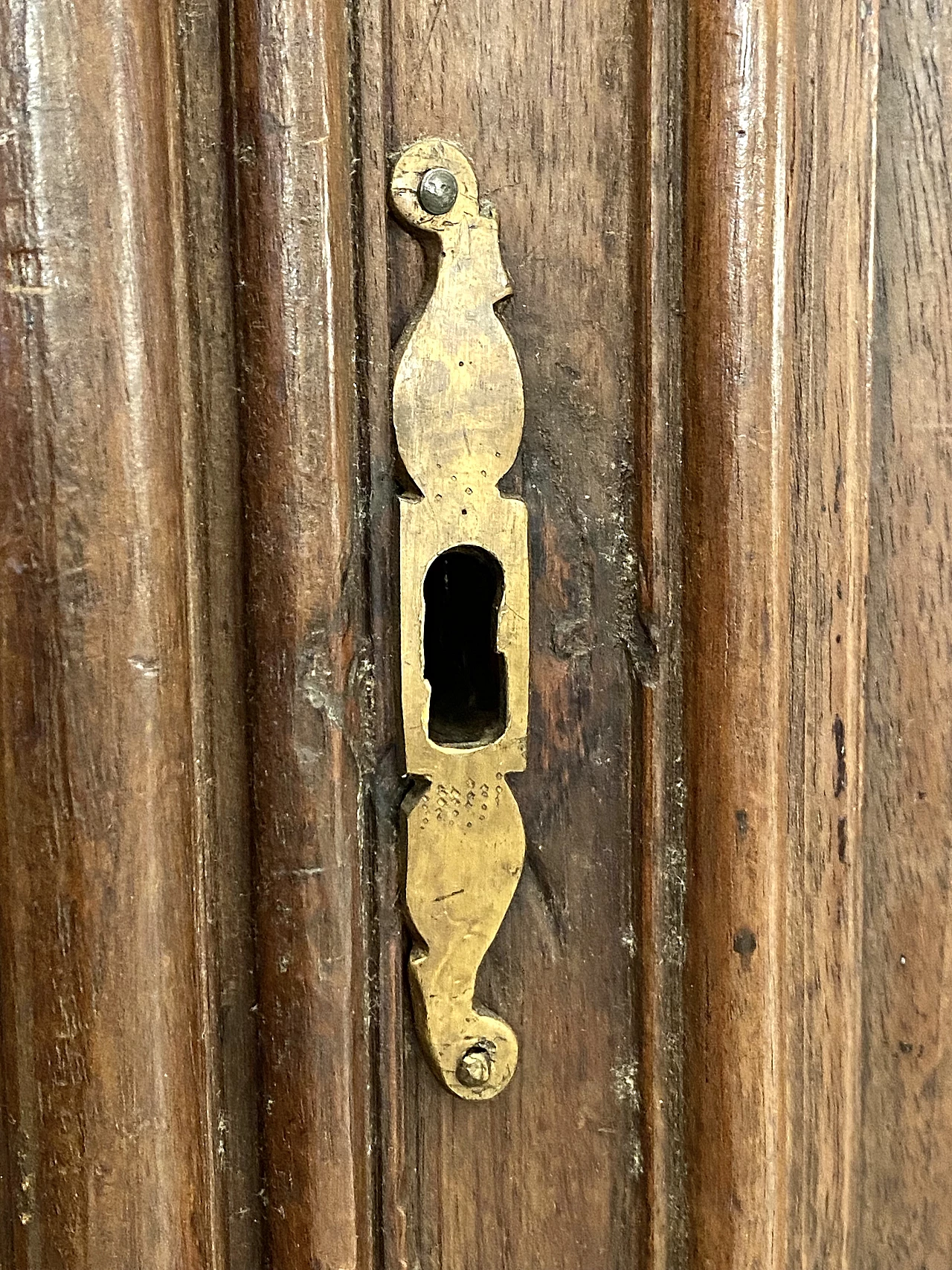 Two-door walnut sideboard, 18th century 5