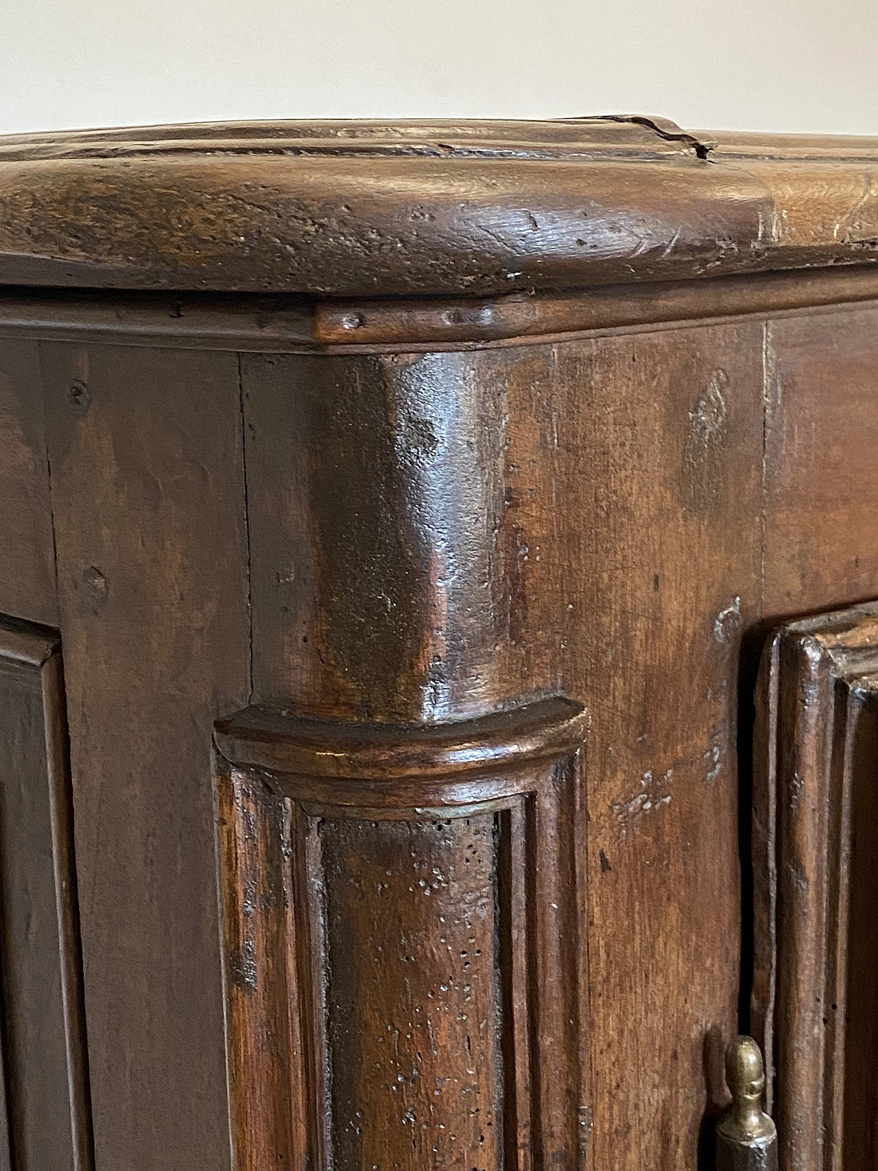 Two-door walnut sideboard, 18th century 6