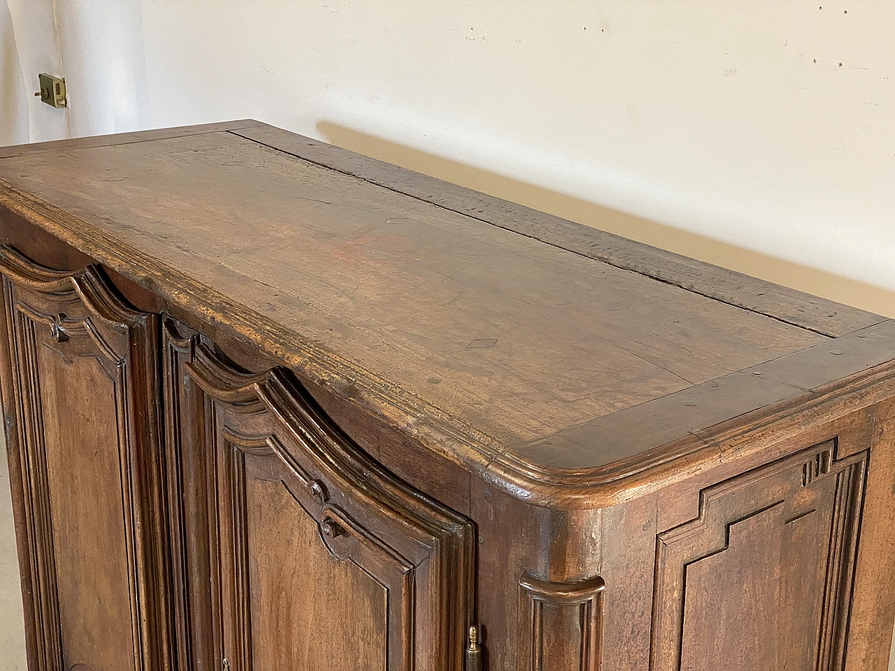 Two-door walnut sideboard, 18th century 7