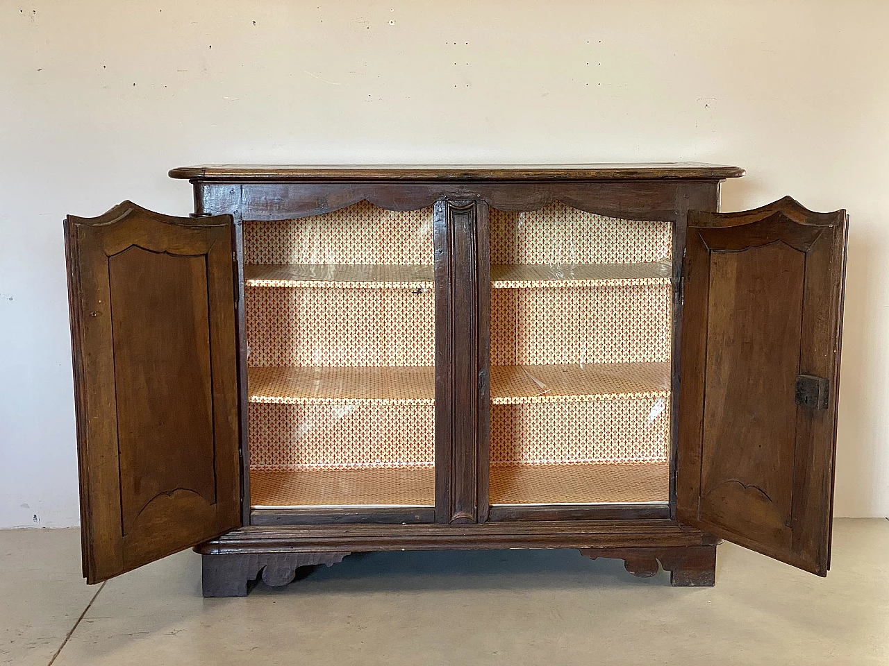 Two-door walnut sideboard, 18th century 9