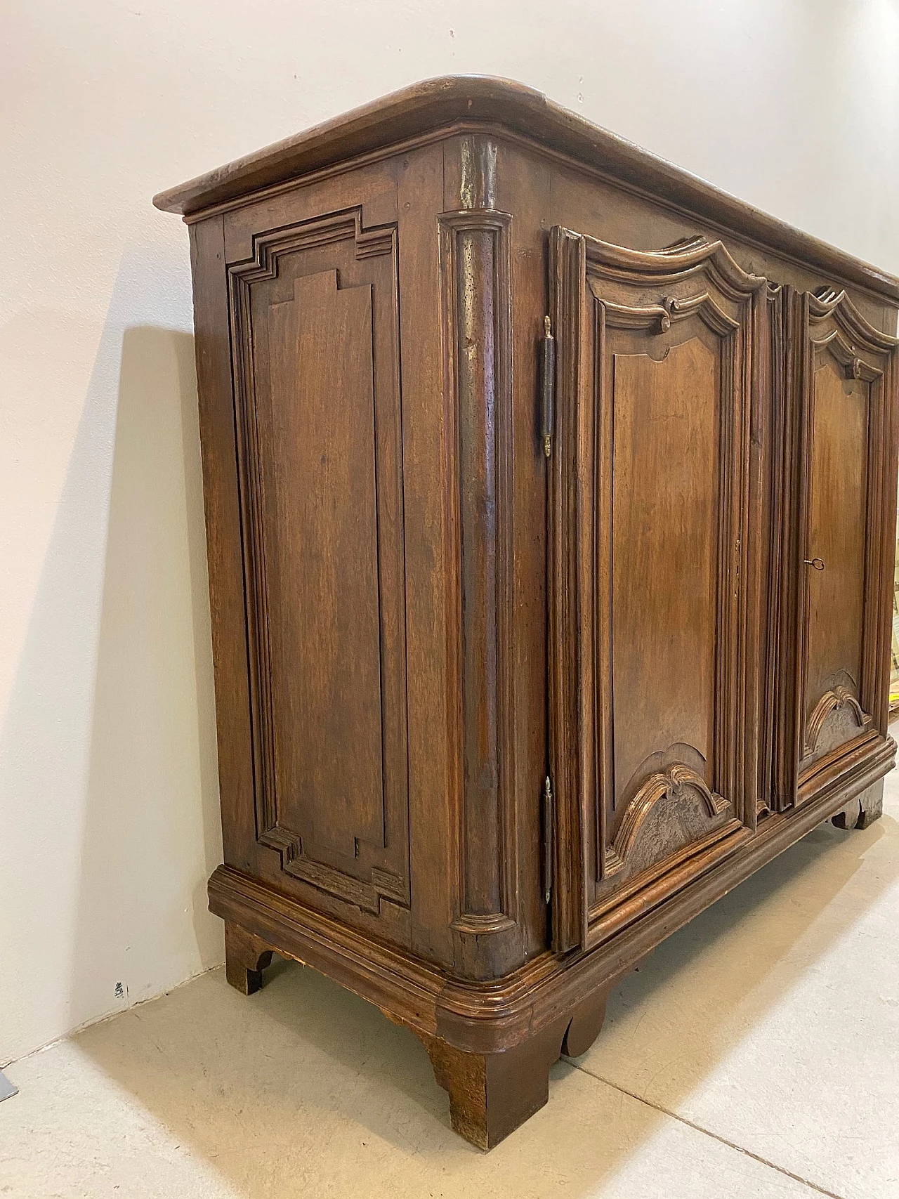 Two-door walnut sideboard, 18th century 16