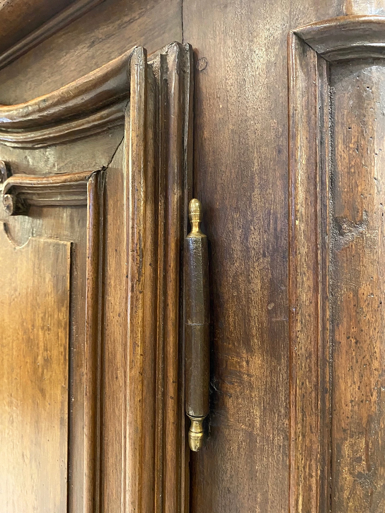 Two-door walnut sideboard, 18th century 17