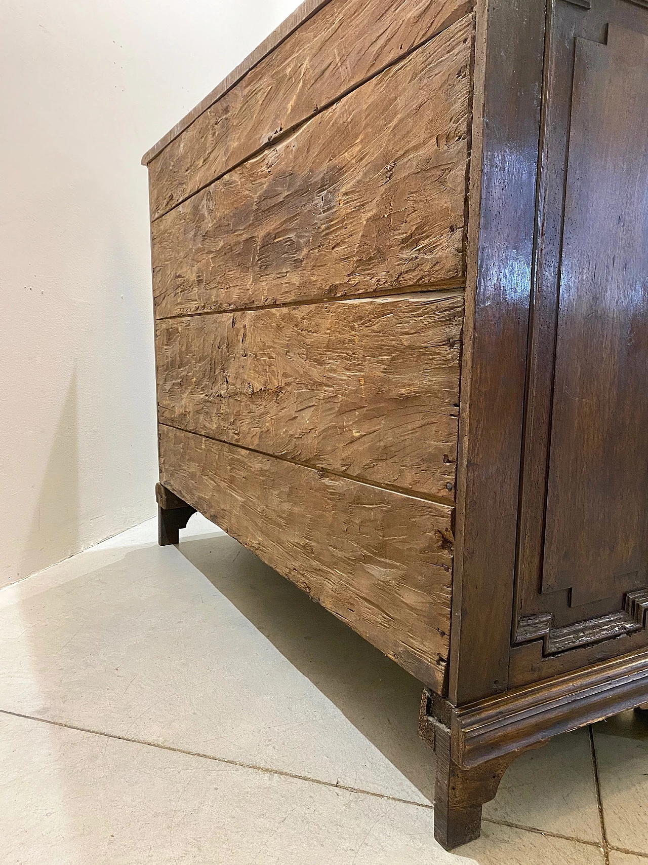 Two-door walnut sideboard, 18th century 20